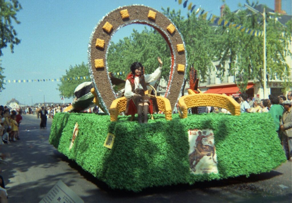 SAUMUR. 25 Juin 1972 Défilé fleuri sur le thème Le Cheval.