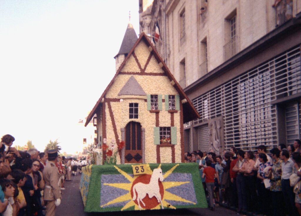 SAUMUR. 25 Juin 1972 Défilé fleuri sur le thème Le Cheval.