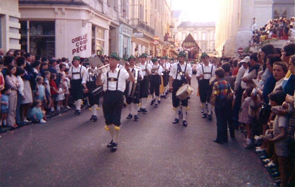 SAUMUR. 25 Juin 1972 Défilé fleuri sur le thème Le Cheval.