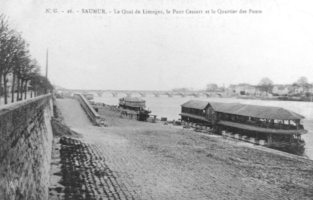 Saumur Hier en cartes postales.